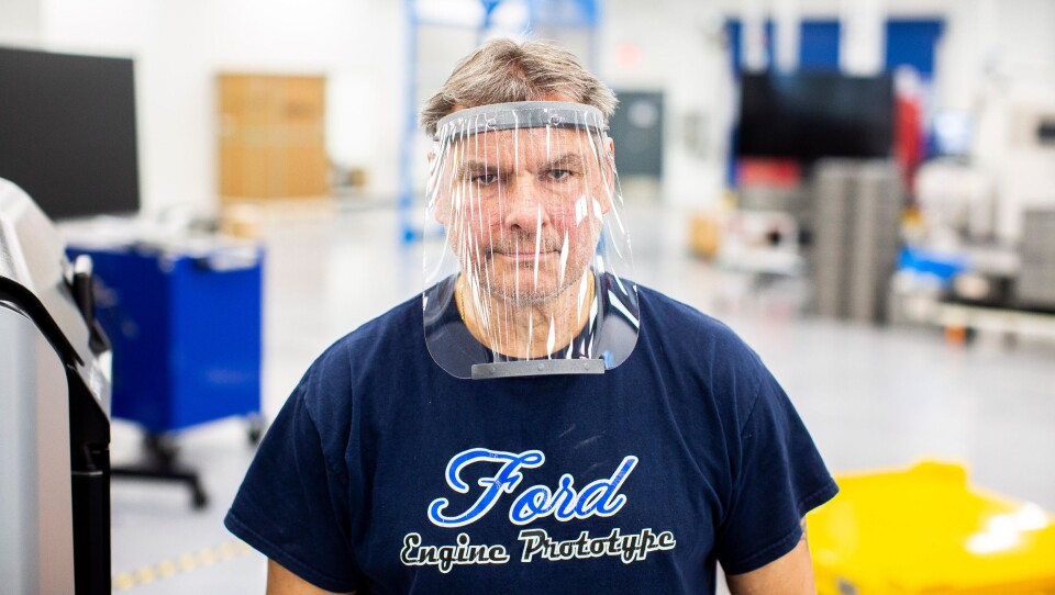 Ford kaster seg innbitt med i kampen mot koronaviruset og legger om til produksjon av ansiktskjermer og respiratordeler.