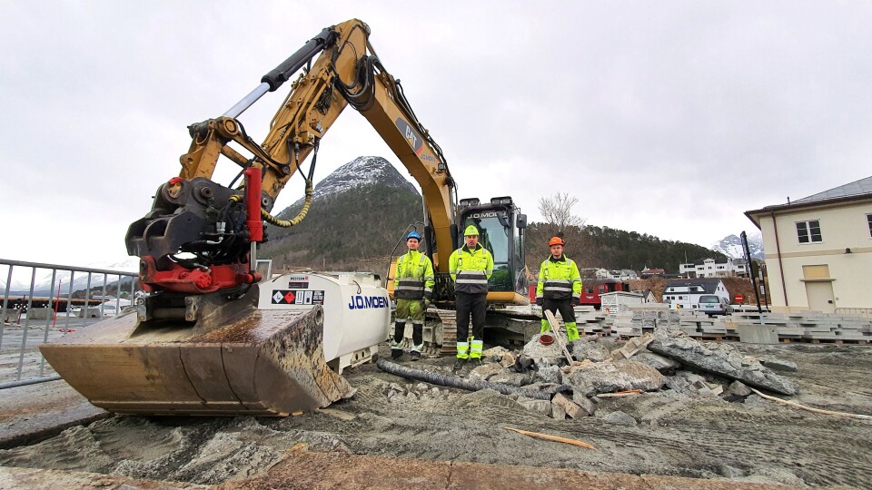 J.O. Moen Anlegg AS er i gang med grunnarbeidene til gondol i Åndalsnes sentrum. Arbeiderne stilte velvillig opp på et bilde på forespørsel fra AT.no. Fra venstre: Kristoffer Nikolaisen, Chris Leo Lysgård og Jarle Johan Skamfer. J.O. Moen Anlegg AS er i gang med grunnarbeidene til gondol i Åndalsnes sentrum. Arbeiderne stilte velvillig opp på et bilde på forespørsel fra AT.no. Fra venstre: Kristoffer Nikolaisen, Chris Leo Lysgård og Jarle Johan Skamfer.