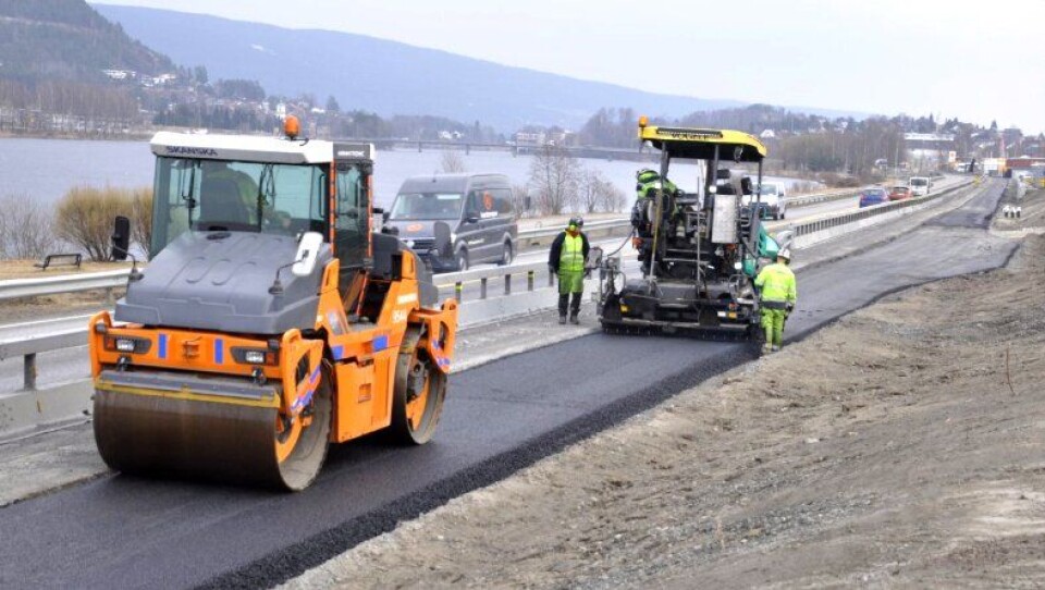 Skanska ruller ut lag på lag med asfalt.