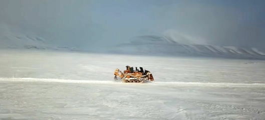 Hæhres D11-dozer på langtur på Svalbard