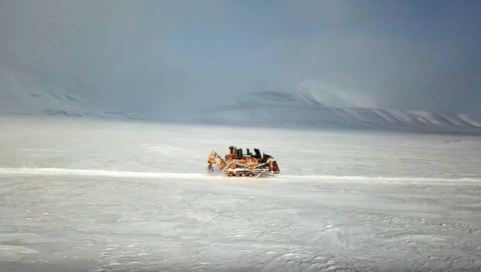 Hæhres D11-dozer på langtur på Svalbard
