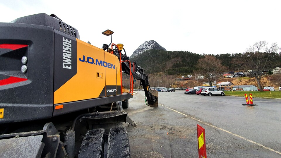 Romsdalsgondolen skal gå fra Fjordstasjonen i Åndalsnes sentrum til Fjellstasjonen på Nesaksla. Grunnarbeidene til Fjordstasjonen utføres av J.O. Moen AS. Romsdalsgondolen skal gå fra Fjordstasjonen i Åndalsnes sentrum til Fjellstasjonen på Nesaksla. Grunnarbeidene til Fjordstasjonen utføres av J.O. Moen AS.