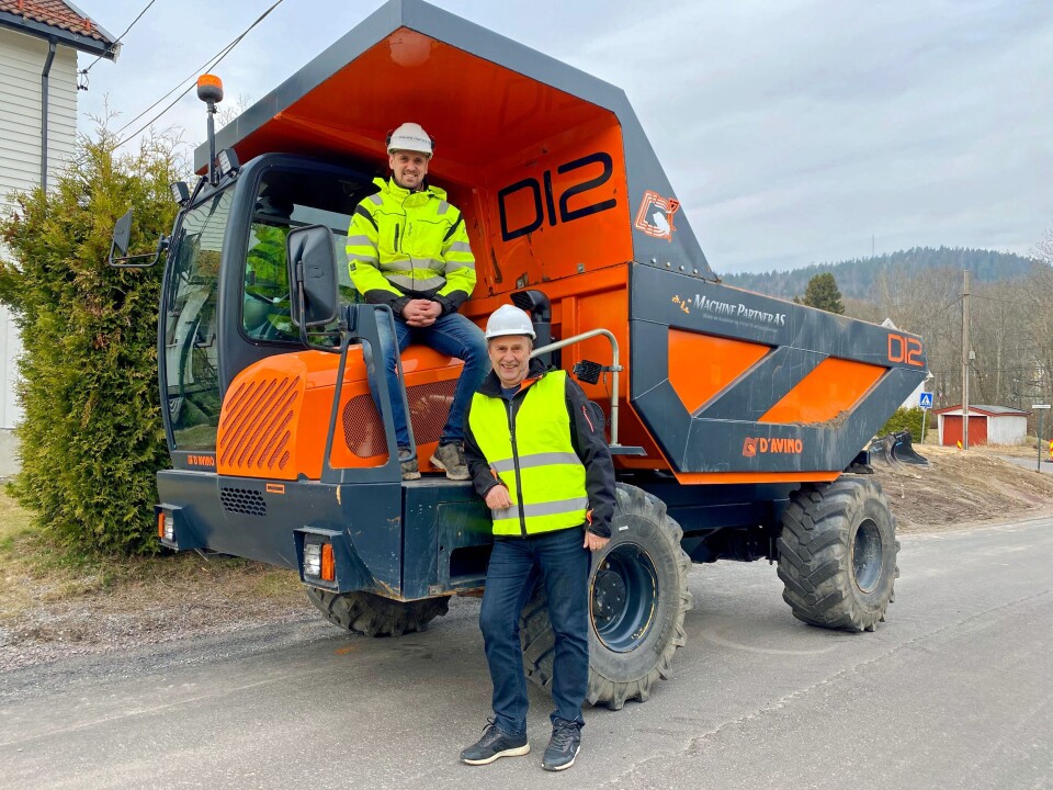 MACHINE PARTNER: Daglig leder Steinar Hansen (foran) og salgsansvarlig Ole-Kristian Bonstad skal få sving på dumpermerket D´Avino i Norge. MACHINE PARTNER: Daglig leder Steinar Hansen (foran) og salgsansvarlig Ole-Kristian Bonstad skal få sving på dumpermerket D´Avino i Norge.