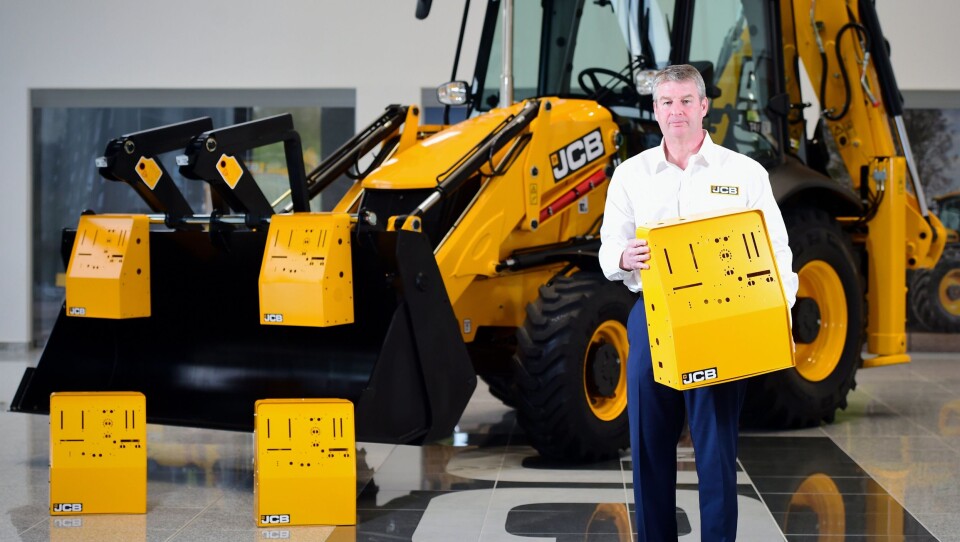 Sjef for utvikling og vekst hos JCB, Tim Burnhope, med prototyper av metallhus til respiratorer. Etter planen skal det bygges 10.000 stk. for å møte det akutte behovet verden nå har på grunn av Covid-19-pandemien.