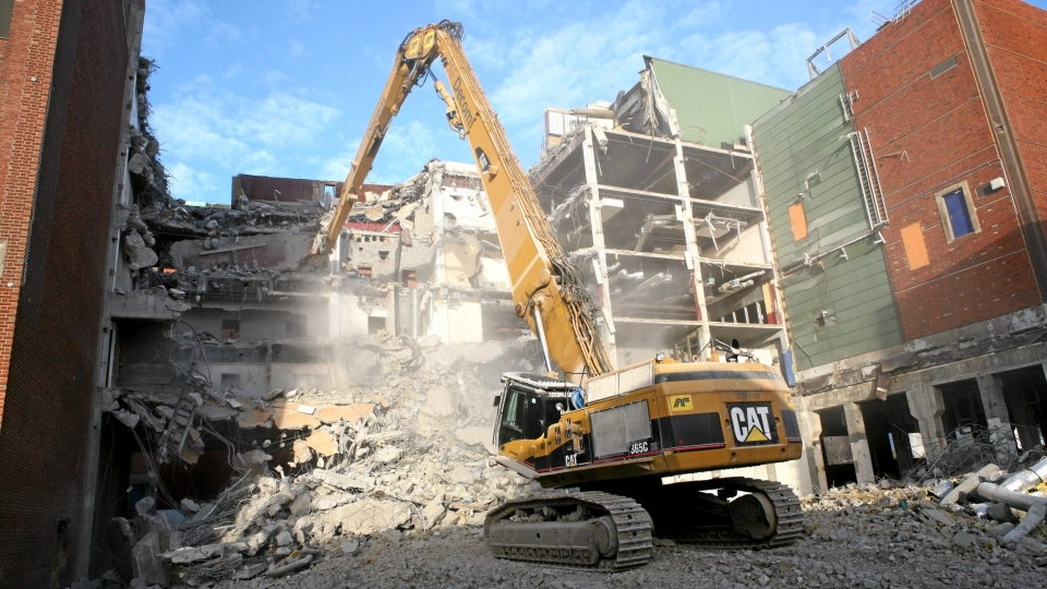 Illustrasjonsbilde fra 2015 da AF Decom AS var i gang med riving av 30 bygninger på Södra Cell på Tofte. Det ble fjernet ca. 80.000 tonn betong og 2000 tonn armeringsjern.