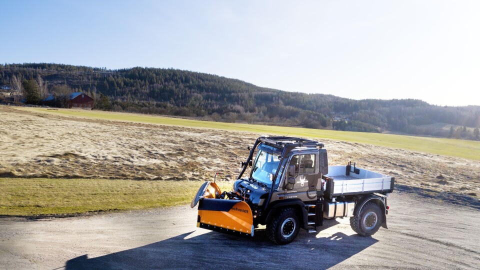 Snøplog i forskjellige utførelser er av det mest brukte tilbehøret til Mercedes-Benz Unimog. Nå er den tilbake som traktor. Det vises av velteburet rundt hytta.