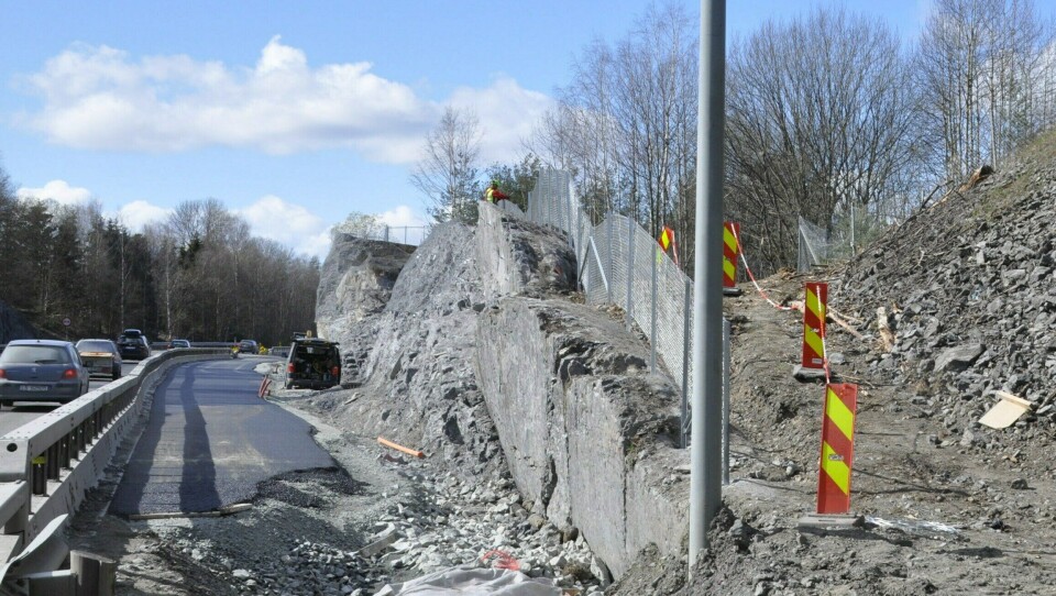 150 meter gjerde skal sikre turgåere og ikke minst syklister forbi denne skjæringen. Det er en brå sving ved toppen, og syklister som ikke er kjent på turstien kunne være i svevet før man viste ordet av det. Det har nå Vegvesenet iverksatt tiltak for å unngå.