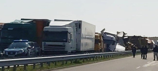22 vogntog/lastebiler krasjet ved konvoi-kjøring