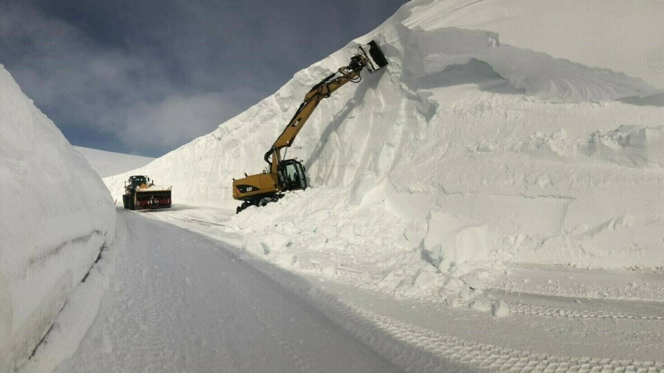 Det er en solid kant med snø på E69 i Nordkapp kommune.