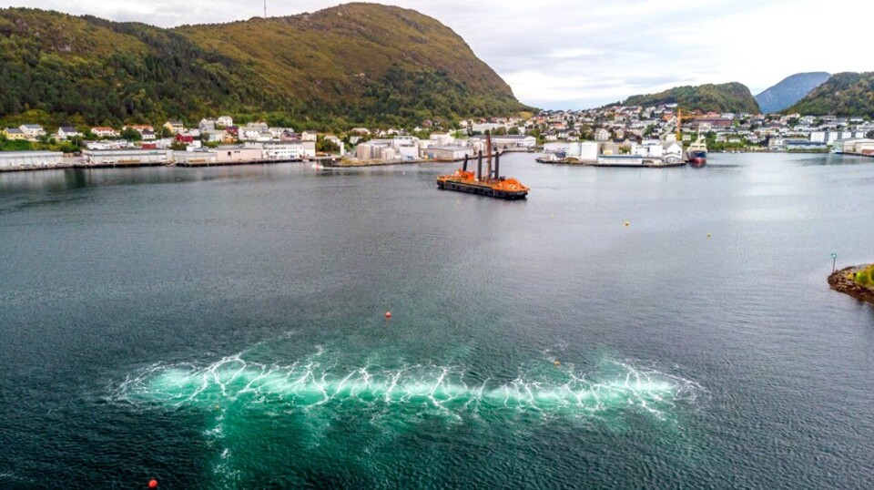 Bilde fra testing av boblegardin ved sprenging i sjøen ved Ålesund høsten 2019.