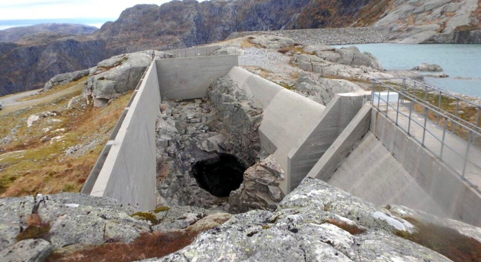 Illustrasjonsfoto av flomløp på fyllingsdam, her Mysevatn. Illustrasjonsfoto av flomløp på fyllingsdam, her Mysevatn.