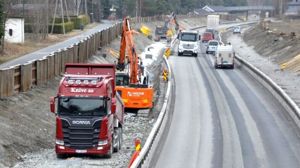 - Vis hensyn og senk farten, ber anleggsfolkene på E134 i Eiker.