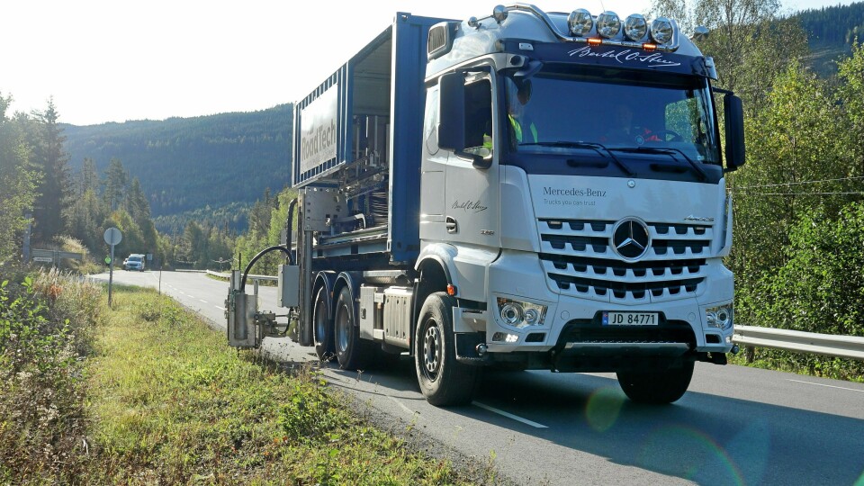 Bilde fra Roadtechs testing av brøytestikkemaskinen i 2019. Maskinen i containeren plukker automatisk frem en brøytestikke. Armen på høyre siden stikker først et lite hull og skrur deretter ned brøytestikken, alt mens lastebilen beveger seg fremover i lav hastighet.
