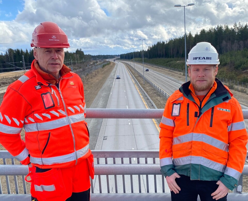 Trafikken på E6 nord for Gardermoen får redusert framkommelighet fra førstkommende helg fram til oktober. Byggleder Morten Charles Hoff (t.v.), Statens vegvesen, og anleggsleder Torfinn Dahl i Peab leder arbeidet med å skifte ut det støyende og utslitte betongdekket.