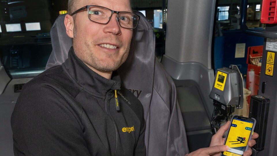 Tomas Wall, Product Manager hos Engcon Control Systems viser stolt frem den nye appen til DC2-styresystemet.