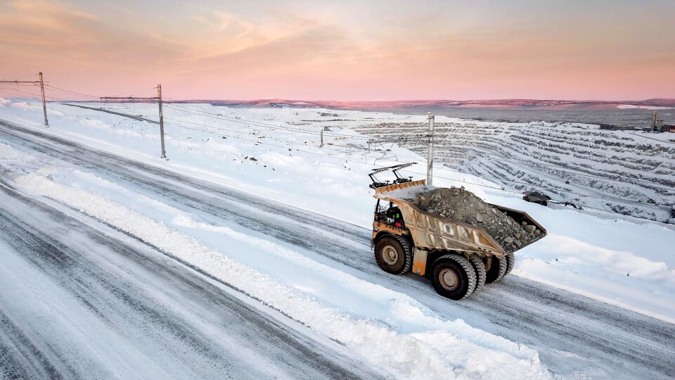 Tipptruckene får elektrisk hjelp til fremdriften i denne bratte bakken i Boliden Aitik, som er verdens mest produktive åpne kobbergruve. Gruven ligger i Gällivare i Sverige.