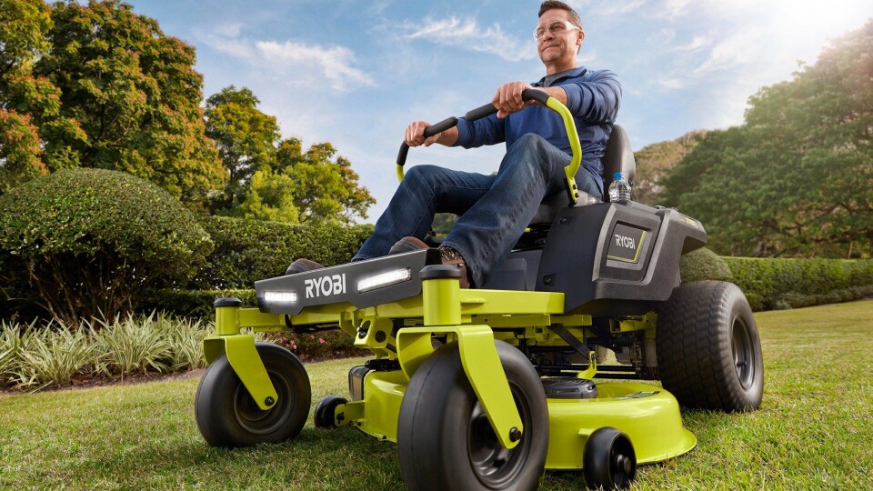 Ryobi ZTR480ex elektrisk «zero turn»-gressklipper.