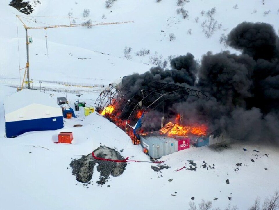 Flere hundre liter olje og plasthallen ga skikkelig svart røyk.