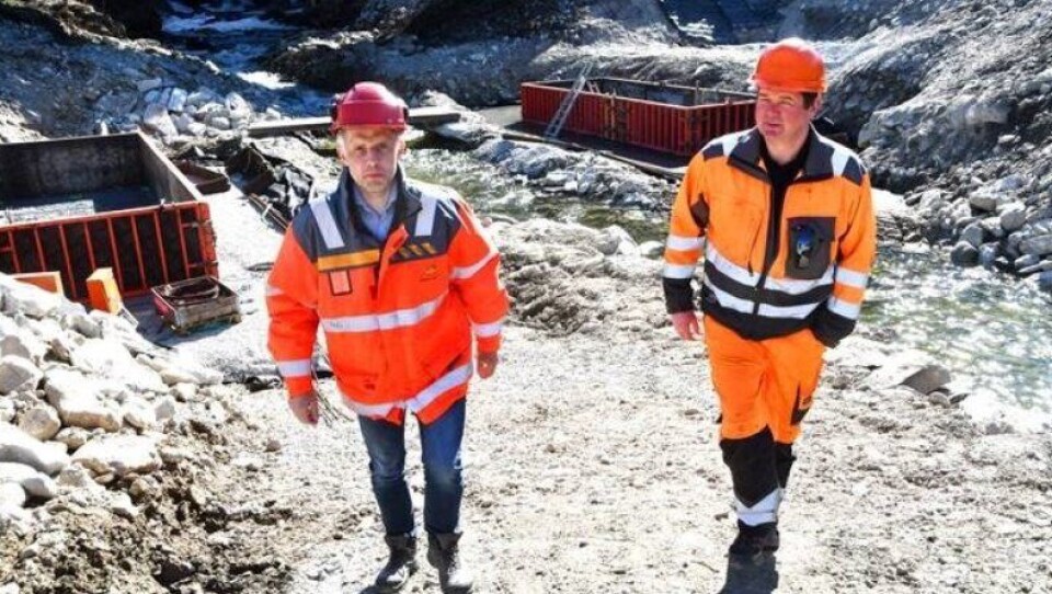 Asbjørn Stensrud (t.v.) i Statens vegvesen og Stian Brenden i Stian Brenden Maskinservice AS møttes denne uka for å markere tildelingen av det femårige driftsoppdraget i Gudbrandsdalen.