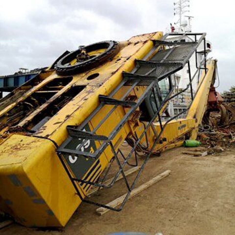 Leknes Maskin & Transport AS løftet Komatsu-en ned på kaia lørdag 25. april. Den skal være med skipet den falt av, etter at forsikringsselskapet har sagt sitt om hva som skal skje videre med maskinen.