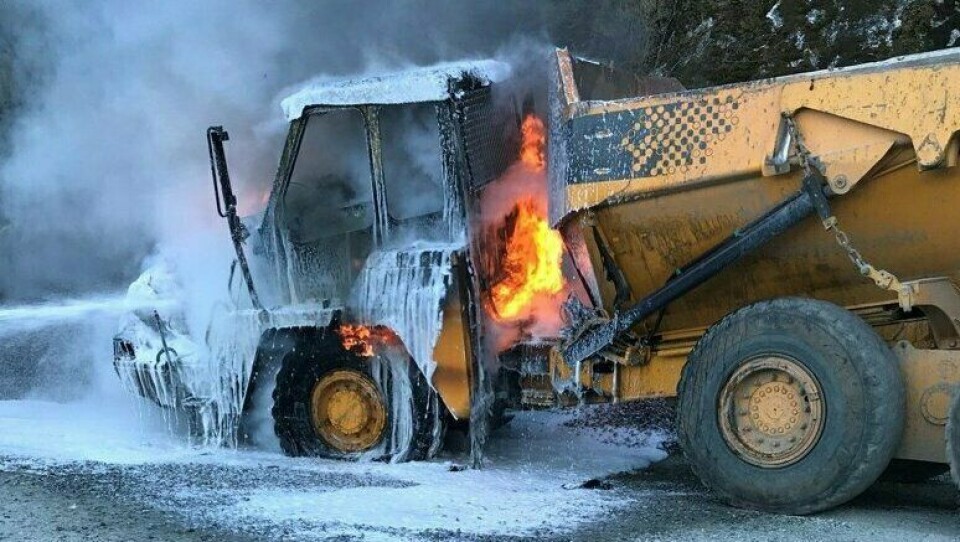 Her slokkes det som er igjen av Moxy-en der den sto parkert ved byggingen av Nessa kraftverk i Sogndal (Vestland) lørdag 25. april.