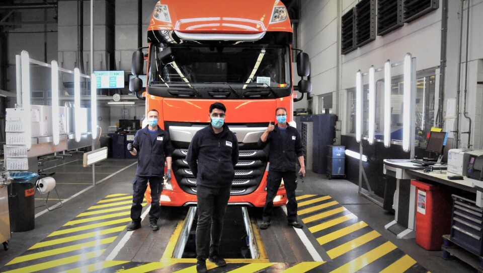 Produksjonen av DAF-lastebiler ruller igjen. Nå med smittevernutstyr og sosial avstand i produksjonen. Dette skal være første DAF av produksjonslinjen etter koronastoppen.