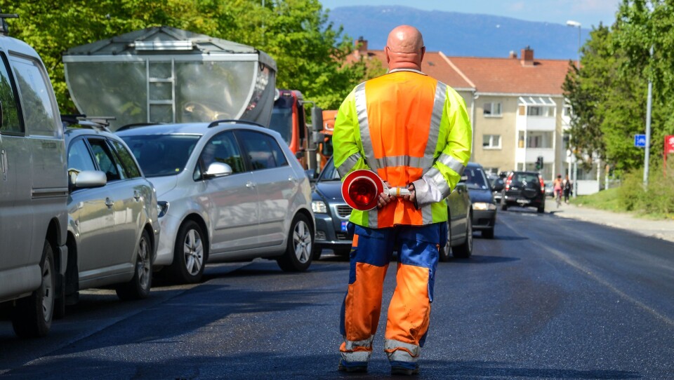 Vegvesenet krever nå at trafikkdirigenter skal ha arbeidsvilkår etter, og lønnes etter, Overenskomsten for asfalt og vedlikehold. Dette skjer på grunn av flere brudd på arbeidstidsbestemmelser.