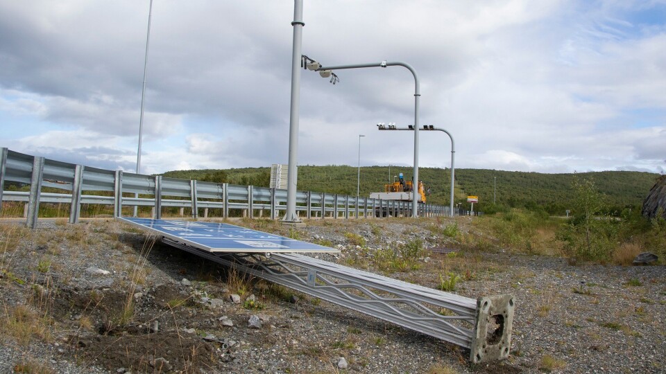 - Dette er ingen enkel sak for regjeringen, og vi har ikke tatt lett på avgjørelsen. Veldig mange bilister valgt de gamle sideveiene framfor ny E16. Det førte til mer trafikk og dårligere trafikksikkerhet på sideveiene, sier samferdselsminister Knut Arild Hareide. - Dette er ingen enkel sak for regjeringen, og vi har ikke tatt lett på avgjørelsen. Veldig mange bilister valgt de gamle sideveiene framfor ny E16. Det førte til mer trafikk og dårligere trafikksikkerhet på sideveiene, sier samferdselsminister Knut Arild Hareide.