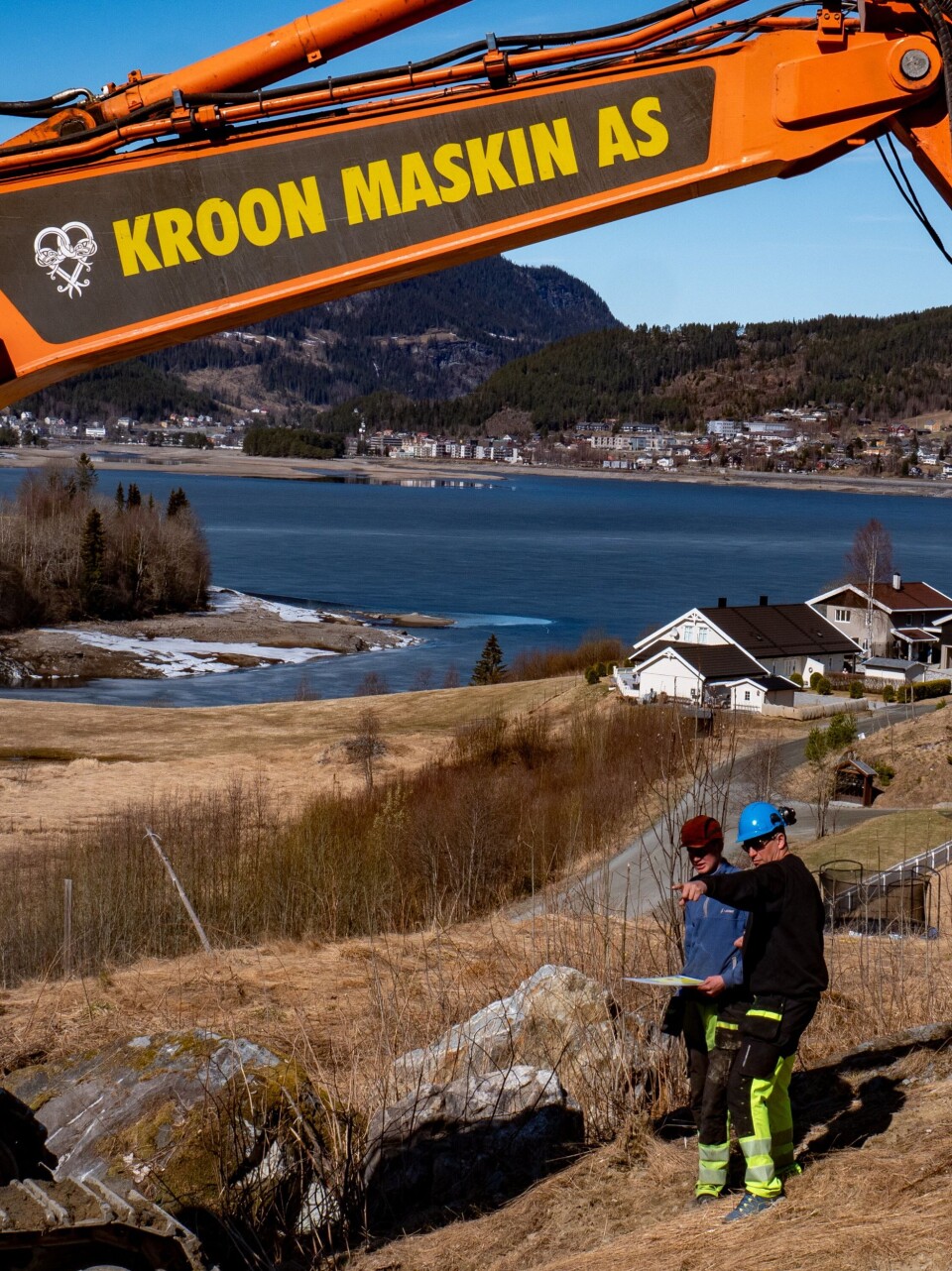 Henning planlegger utgraving av en tomt sammen med Lars Myhre, fagansvarlig i Kroon Maskin AS.