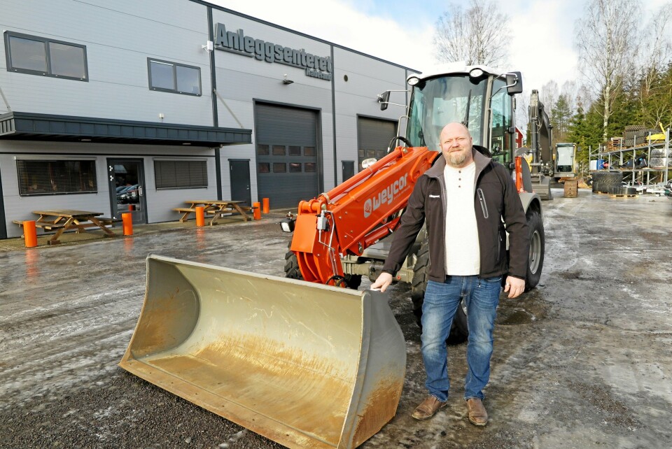 ANSVARLIG: Jon Christian Foss, her foran anlegget på Roa med en Weycor hjullaster, leder maskinsalget i selskapet.