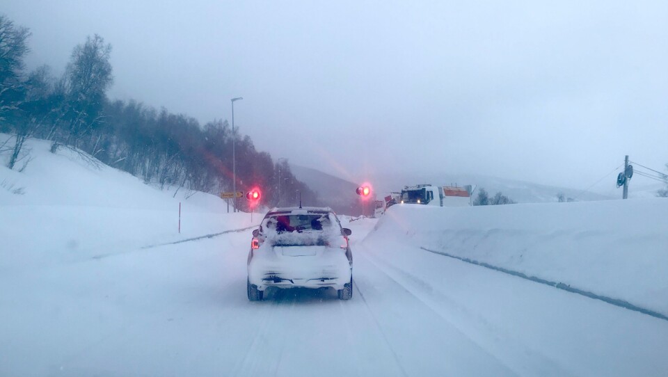 Det er ofte kolonnekjøring over Kvænangsfjellet om vinteren.