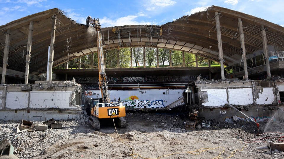 Takbuen på Tøyenbadet ble revet onsdag 6. mai av AF Decom.