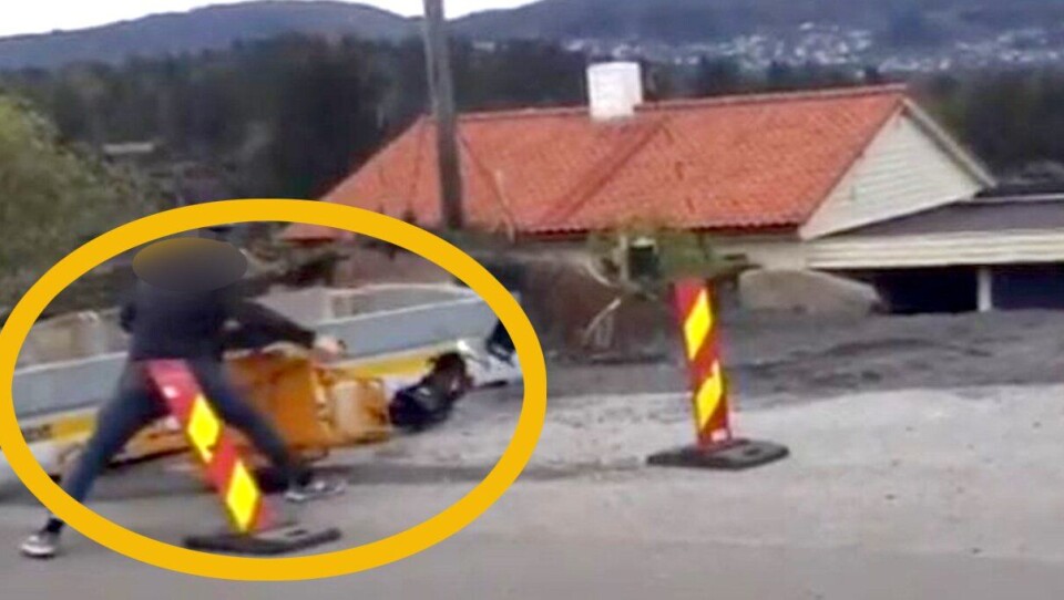 Skjermdump (med påmontert sladd og markering) som viser mannen i aksjon med å fjerne og ødelegge et mobilt trafikklys.