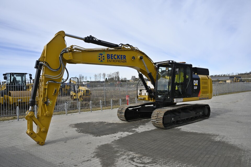 STRAKS KLAR: De to elektriske Cat 323F Z-Line graverne manglet ved påsketider bare tiltrotator, og er snart å se ute på Becker Entreprenørs anlegg.