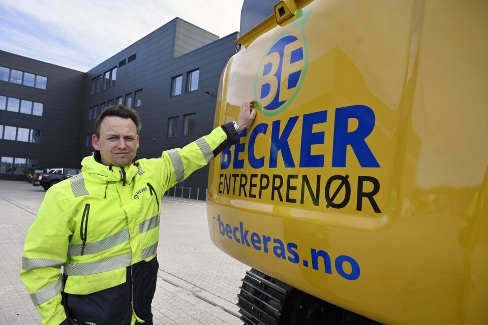 NY LOGO: Hans-Erik Becker og Becker Entreprenør har også oppgradert logoen. Den har fått en ny grønn blomst som slunger seg rundt.