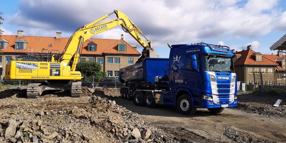 HYBRID: Becker Entreprenør har i tre år brukt Komatsus hydride 40-tonner. Også alle lastebilene er byttet i løpet av det siste året.