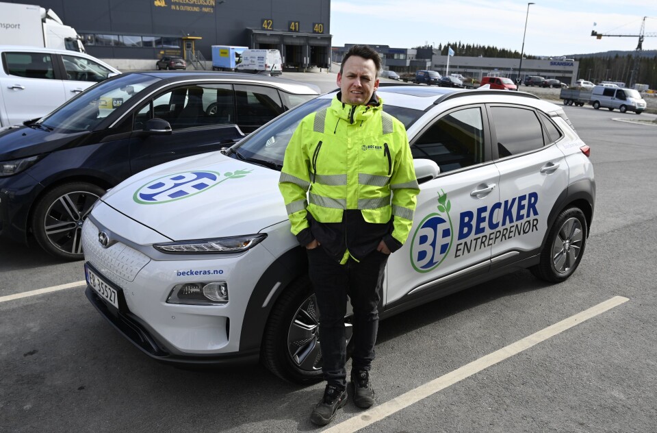 ELBILER: Nylig fikk Hans-Erik Becker og Becker Entreprenør fem elektriske Hyundai Kona som anleggsledere og administrasjon bruker mellom de forskjellige anleggene.