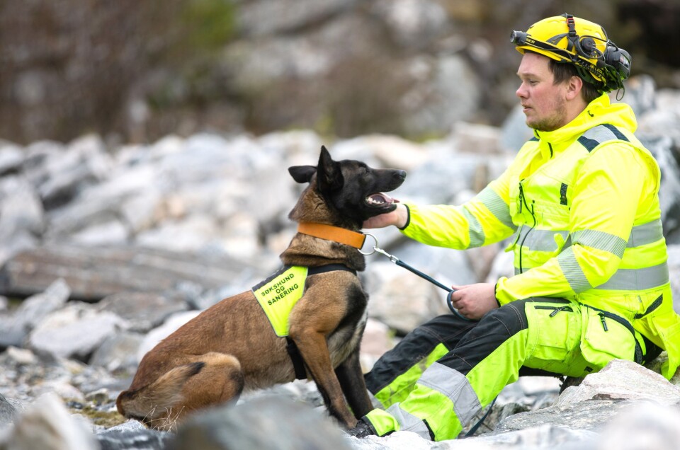 Hundefører Leif Ove Skancke med hunden Corona. Hundefører Leif Ove Skancke med hunden Corona.