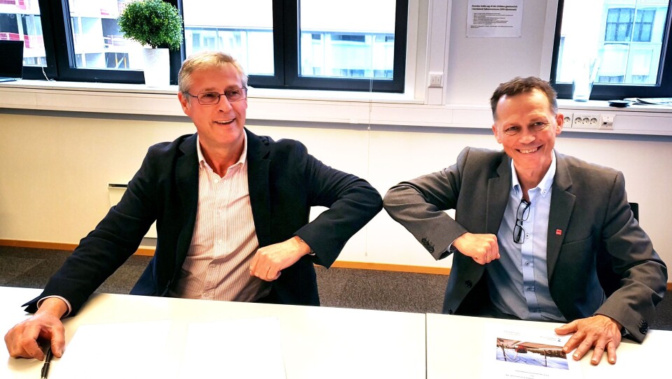 Direktør Roger Skoglie i Bybanen Utbygging (t.v.) og distriktsleder Erlend Bygnes i Veidekke Bygg Bergen.