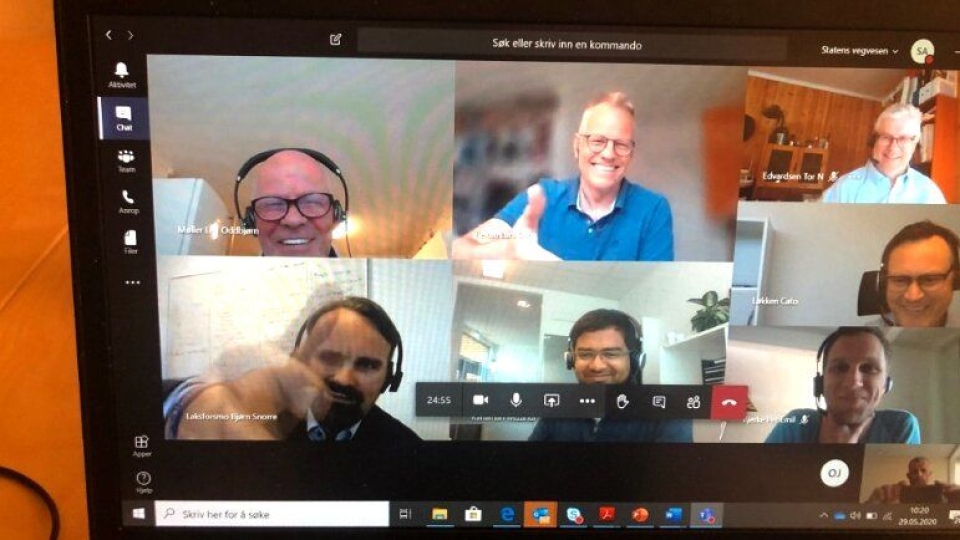 Bjørn Laksforsmo (nederst til venstre) og Lars Reitan (midten øverst) med digitalt håndtrykk etter at kontrakten var signert.