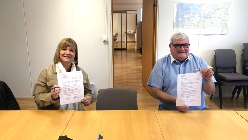 Hilde Alice Kvernrød, prosjektsjef i Mesta AS, og Arild Lars Hamrum-Norheim, seksjonsleder i Trøndelag fylkeskommune, signerte kontrakten om drift og vedlikehold av veinettet i Trondheim de neste åtte årene.