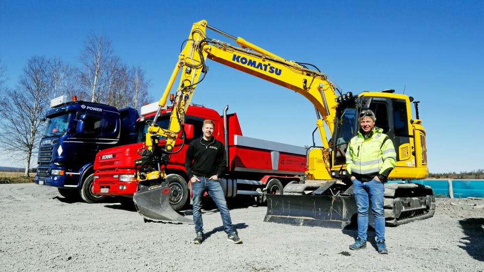 NUMMER SEKS: Lars Kristian Olrud (t.v.) fikk nylig levert sin sjette Komatsu-maskin på tre år. Alle levert av Hesselberg Maskin-selger Roger Wang.