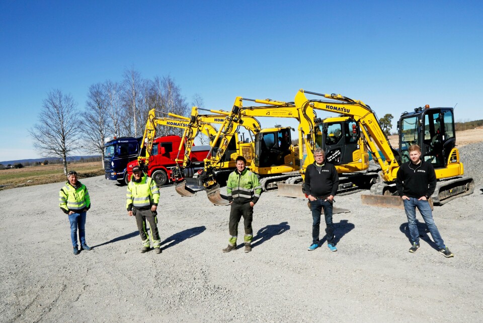 KOMPISGJENG: Hesselbergs Roger Wang (f.v.) er blitt godt kjent med kompisgjengen i Oslo & Akershus Graveservice AS, her ved noen av dem (videre fra venstre): Tom Anders Kåven, Ole Christian Granli, Frank Olberg og Lars Kristian Olberg.