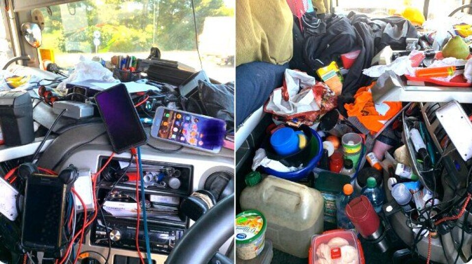 Masse rot og tildekket frontrute. Tre mobiler på lading med masse mer.
