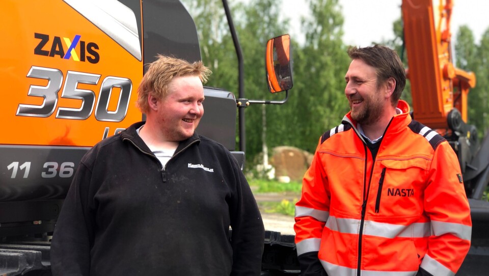 Maskinfører Even Solbakken (t.v.) og maskinselger hos Nasta, Kai Ronny Løvtjernet i strålende humør ved overleveringen.