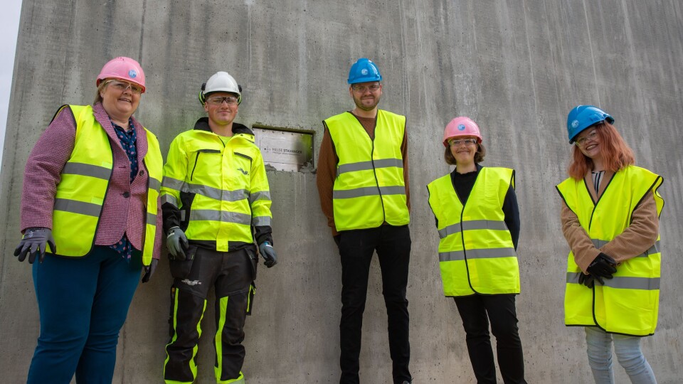 Statsminister Erna Solberg sammen med Sølve Andreas Wathne, betongfagarbeider Vest Betong, Sander Skartveit, sykepleier ved SUS, Marie Skontorp, overlege ved SUS og Anne Tyldum Bruvik, leder av ungdommens ekspertråd ved SUS.