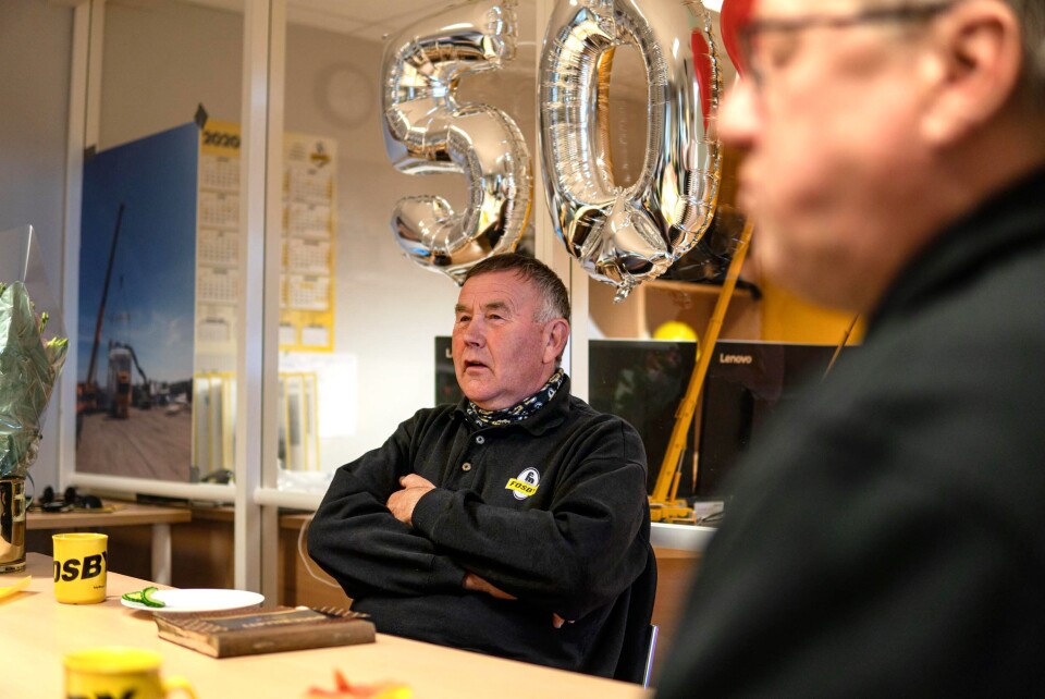 Roar med ballonger som markerer 50 år i bedriften.