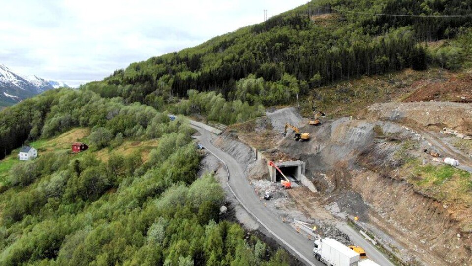 Trafikken går på en midlertidig vei mens skredoverbygget forlenges.