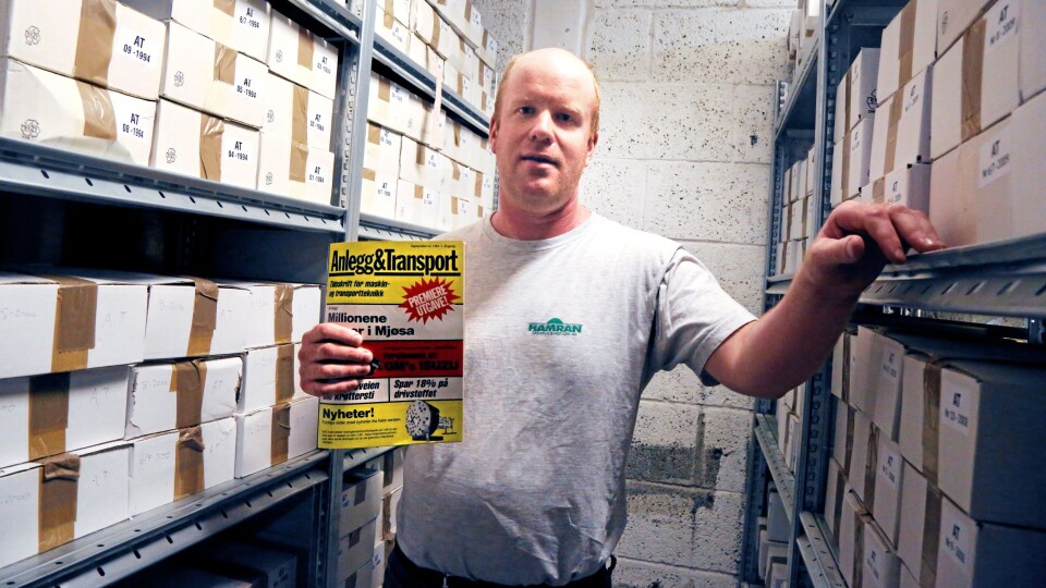 Atle Sunde på Anlegg&Transports lager, der han hentet ut 227 utgaver av bladet - fra 1984 til 2006. Han holder et eksemplar av premierenummeret, September nummer 1, 1984.