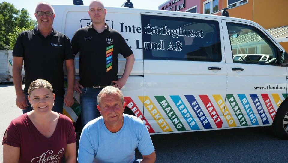 Bak fra venstre; Petter Vaaland, avdelingsleder maleravdeling og Håvard Moen, prosjektleder byggeplassForan; Cecilie Ramsland, kalkulatør/prosjektkoordinator og Geir Myhre, daglig leder.